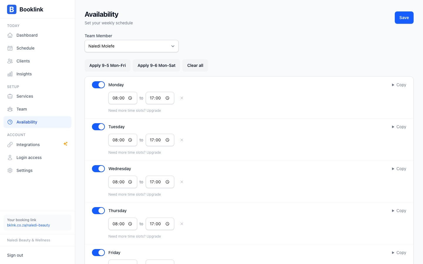 Availability page showing the free plan limit notice when trying to add more slots than the plan allows